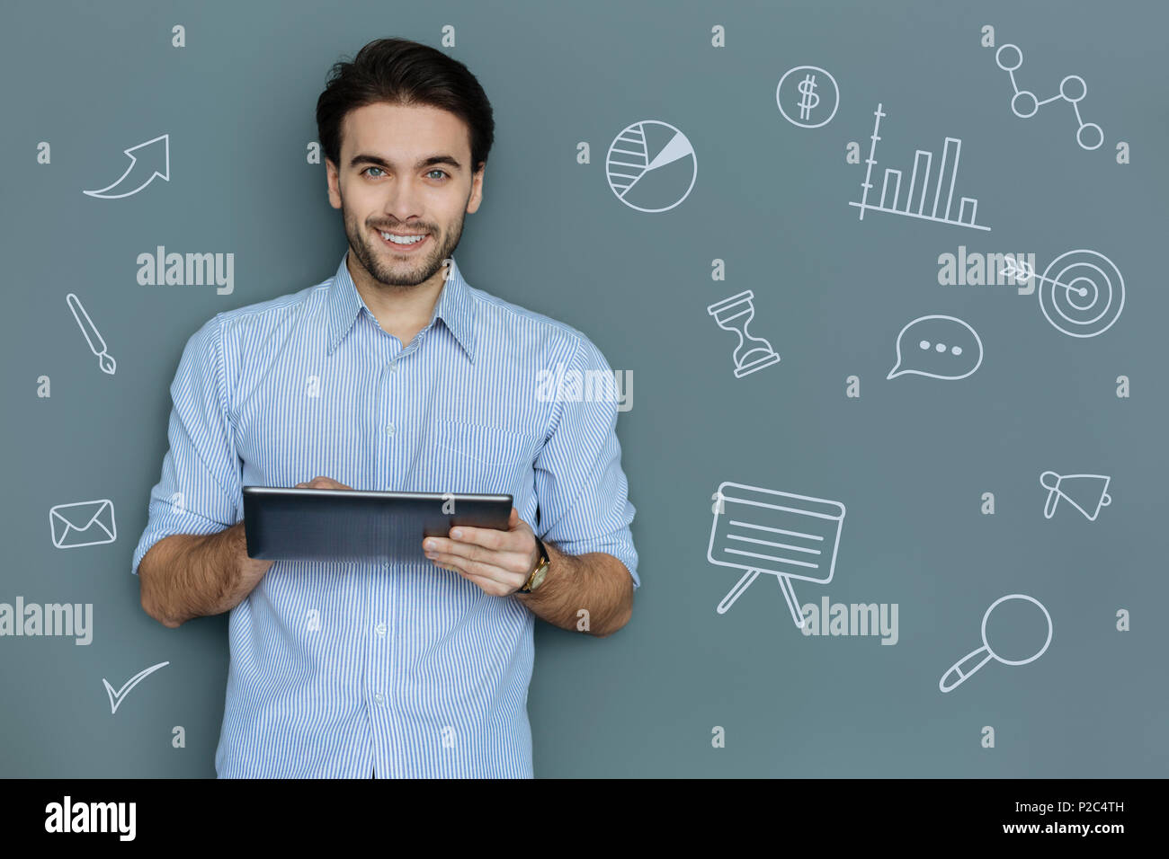 Economista positivo tenendo un tablet e cercando felice Foto Stock