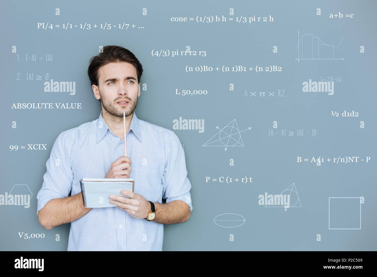 Serio studente guardando pensieroso mentre avente una geometria lezione Foto Stock