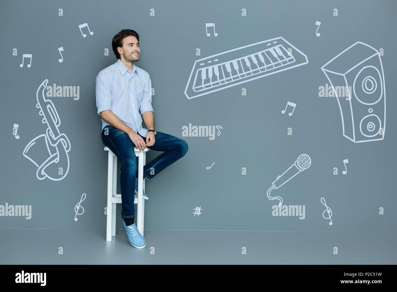 Felice musicista sorridere mentre pensare circa il suo futuro in concerto Foto Stock