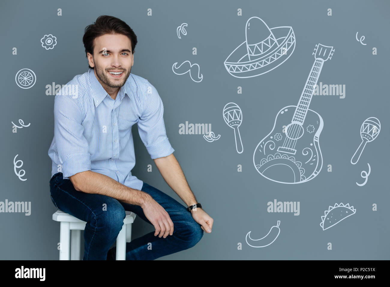 Allegro studente sorridente e sognare un partito in stile messicano Foto Stock