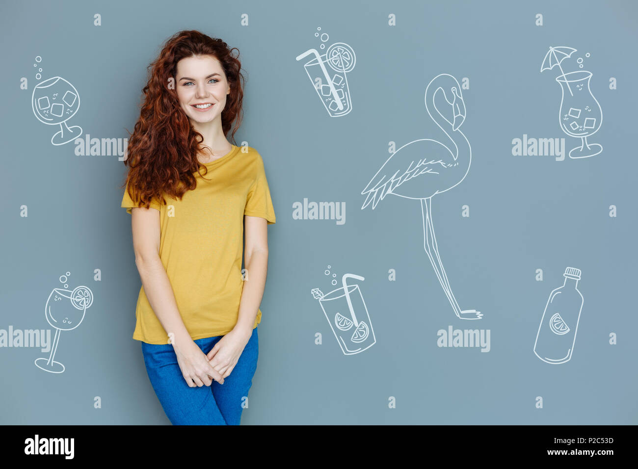 Bella cameriera rendendo cocktail e godendo del suo lavoro estivo Foto Stock