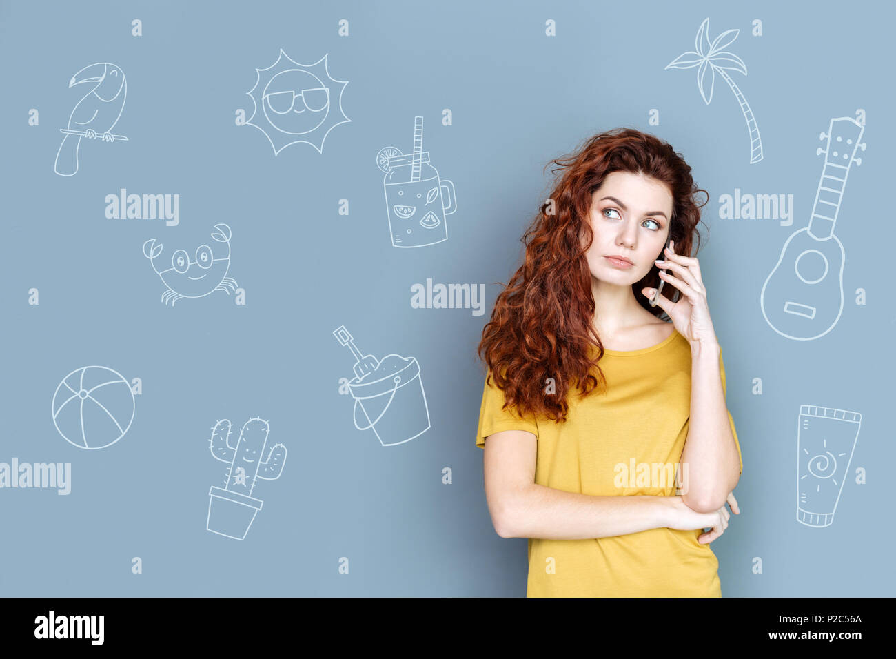 Calma donna tenendo un telefono e parlare con un agente di viaggio Foto Stock