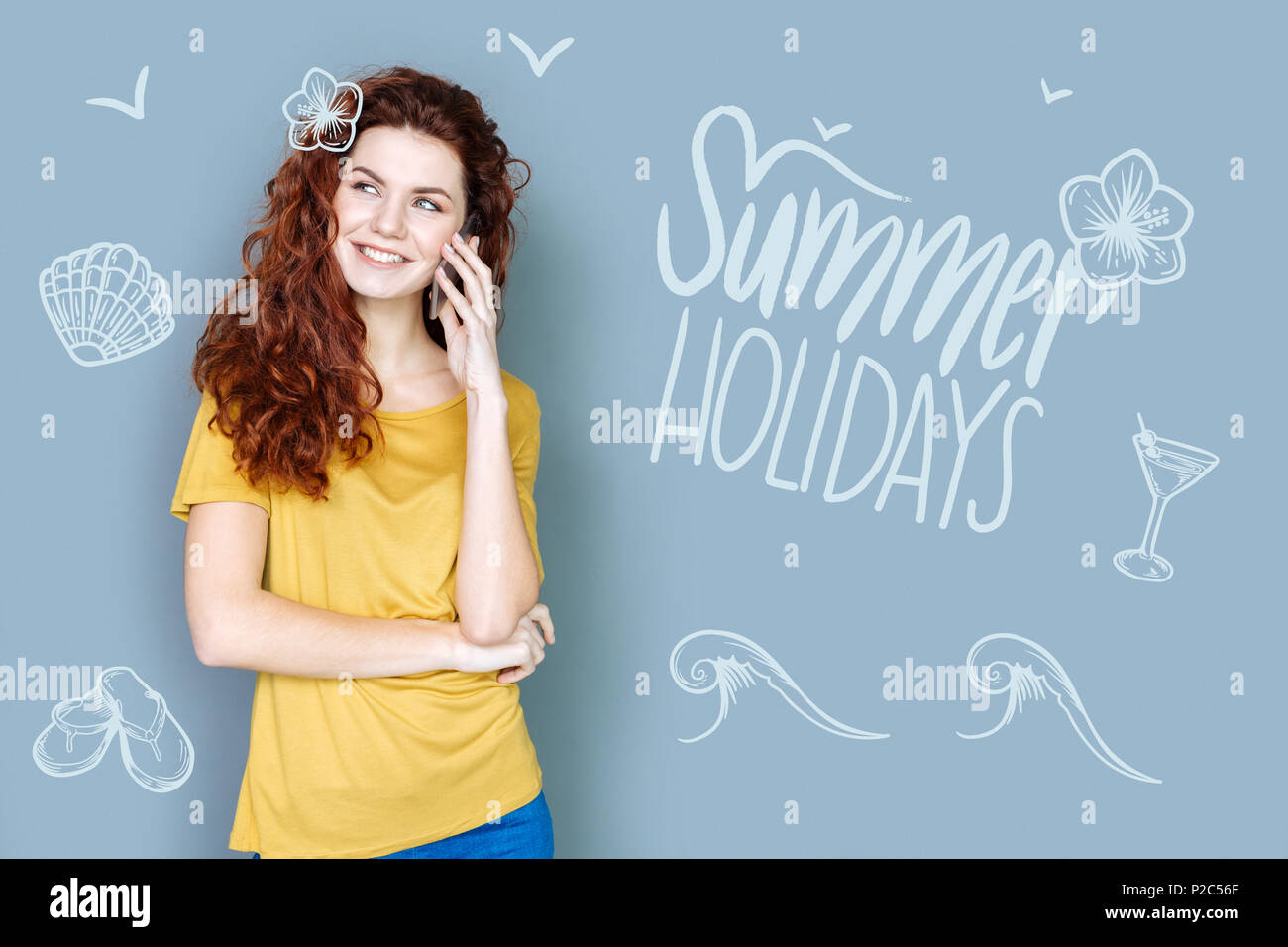 Donna positivo parlare al telefono e descrivendo le vacanze estive Foto Stock