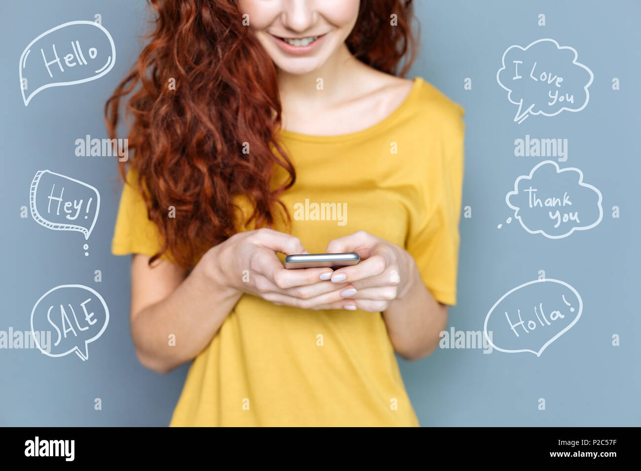 Donna Moderna la digitazione di messaggi e sorridente Foto Stock