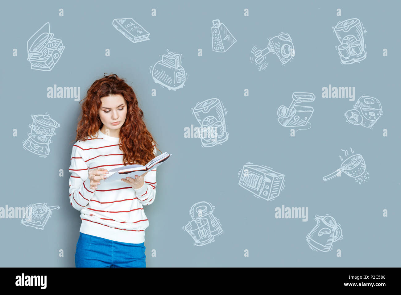 Calma giovane donna in piedi da sola e la lettura di un libro interessante Foto Stock