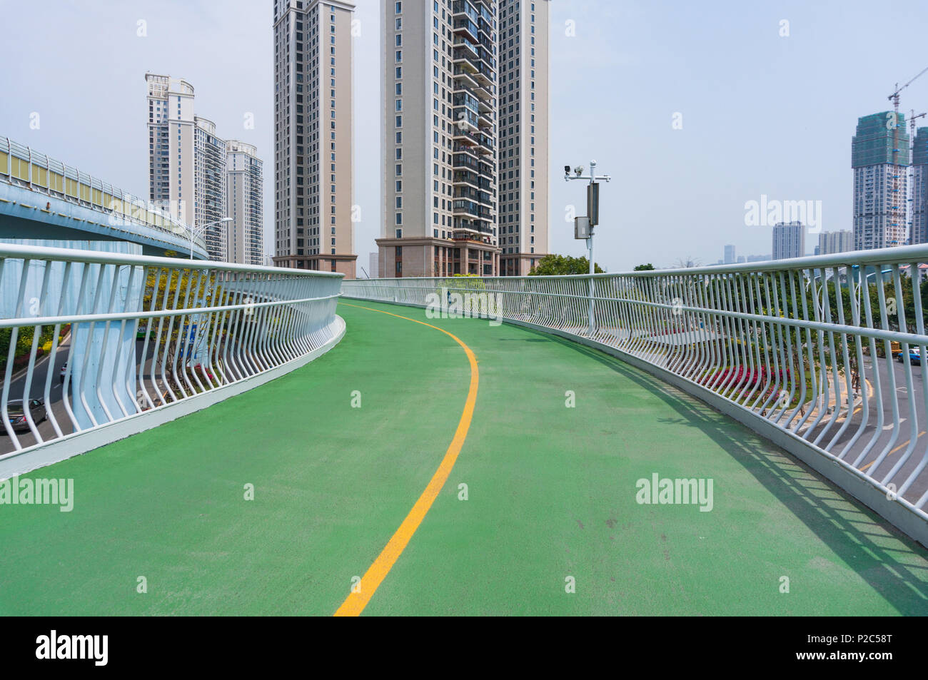 Xiamen, Cina - 31 Maggio 2018: Verde aria corsia bici su strada Foto Stock