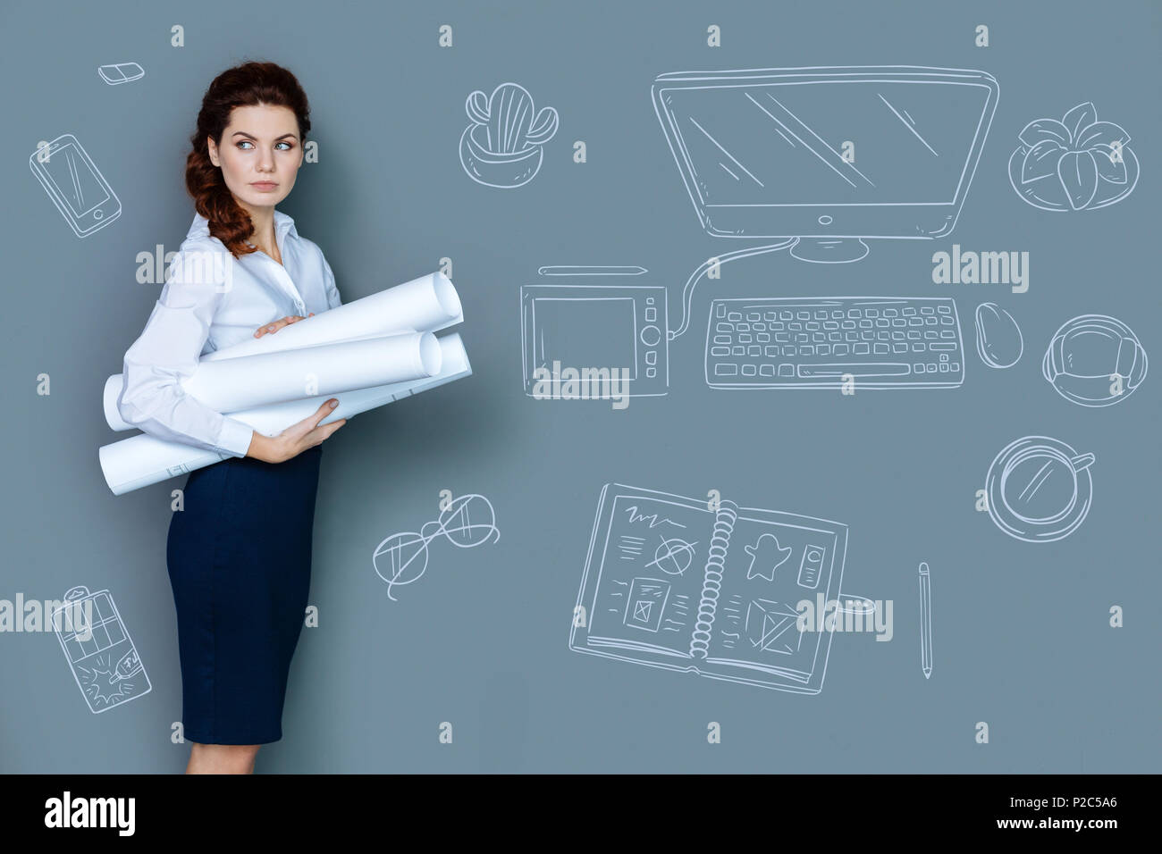 Calma architetto azienda nuova blueprint e guardando fiduciosi Foto Stock
