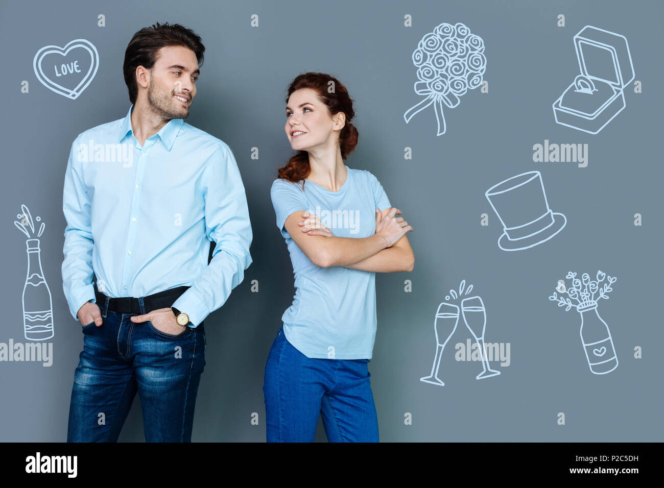 Carino Coppia sorridente mentre per celebrare il nostro anniversario di matrimonio Foto Stock