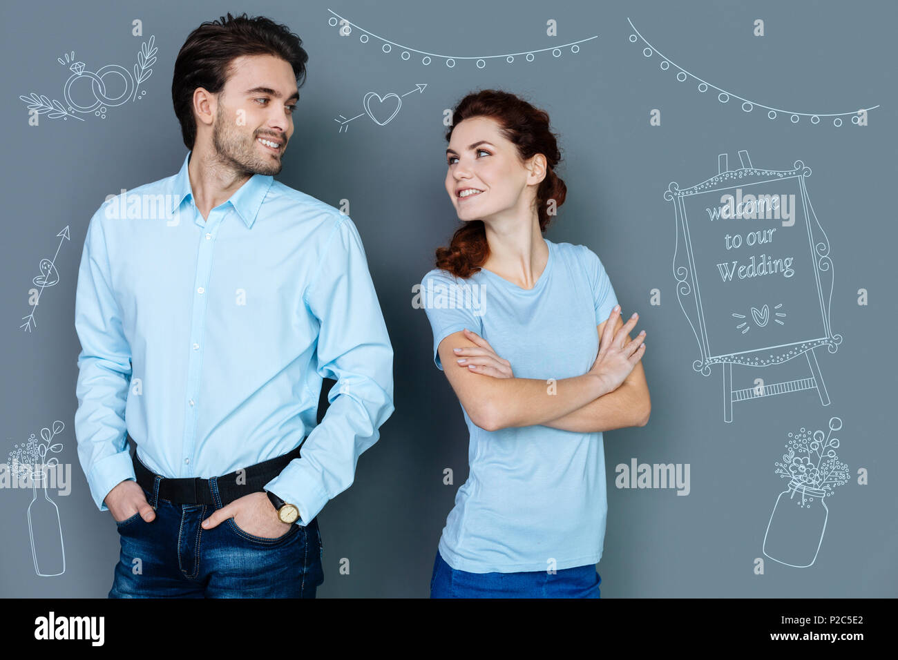 Bella coppia sorridente gli uni agli altri e in attesa per il loro matrimonio Foto Stock