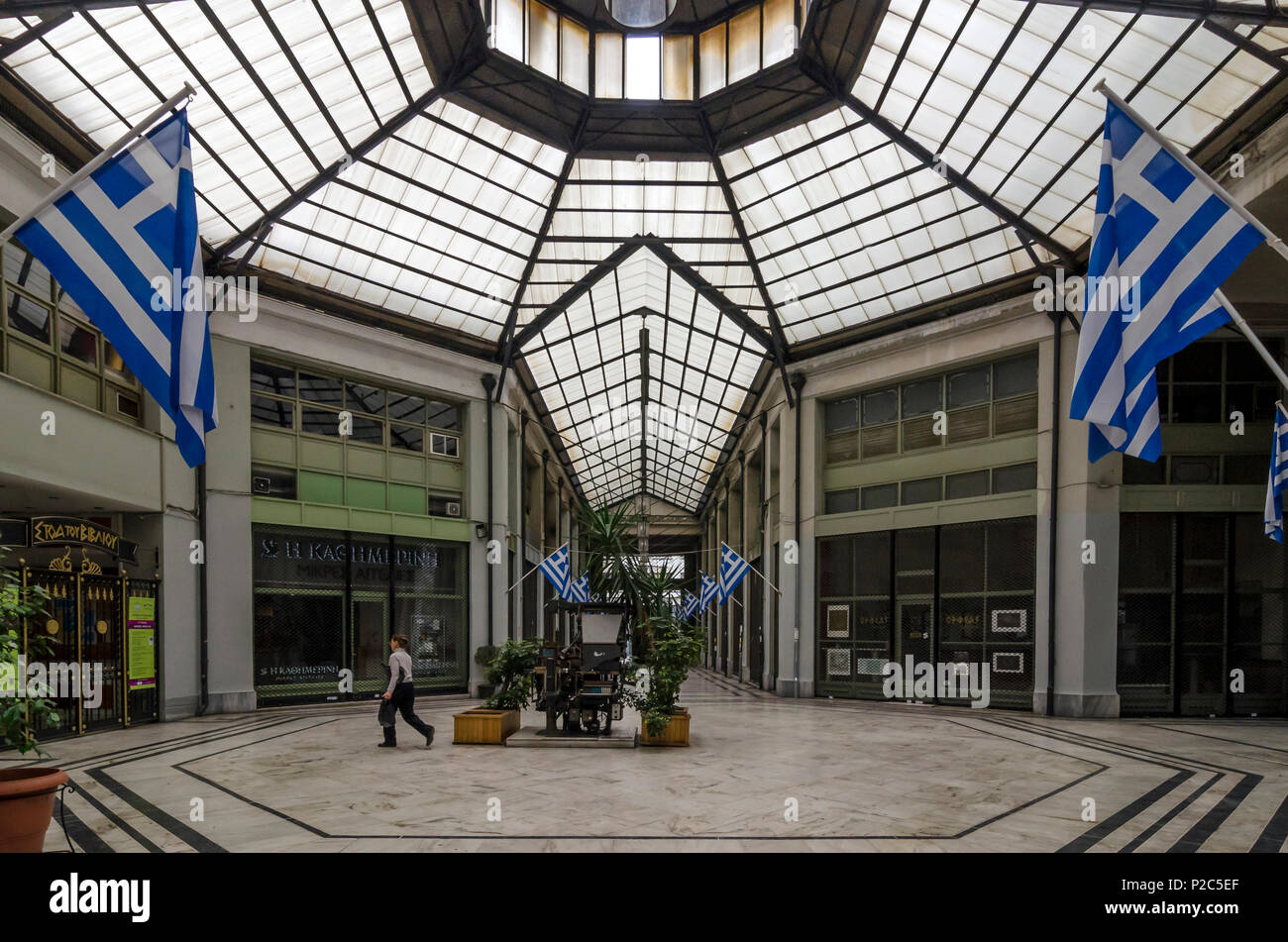 Atene, Attica / Grecia - Marzo 18, 2013: 'Stoa Tou Bibliou' è una tranquilla arcade interamente dedicato ai libri con aree con posti a sedere e frequenti mostre Foto Stock