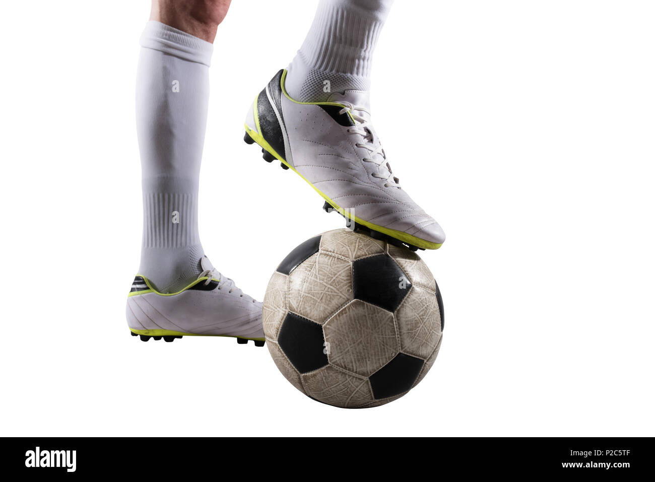 Giocatore di calcio con soccerball pronto per giocare. Isolato su sfondo bianco Foto Stock