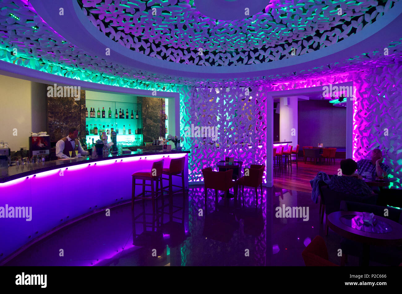 Ayia Napa, bar illuminato nell'Olimpic Lagoon Resort, Distretto di Larnaca, Cipro Foto Stock