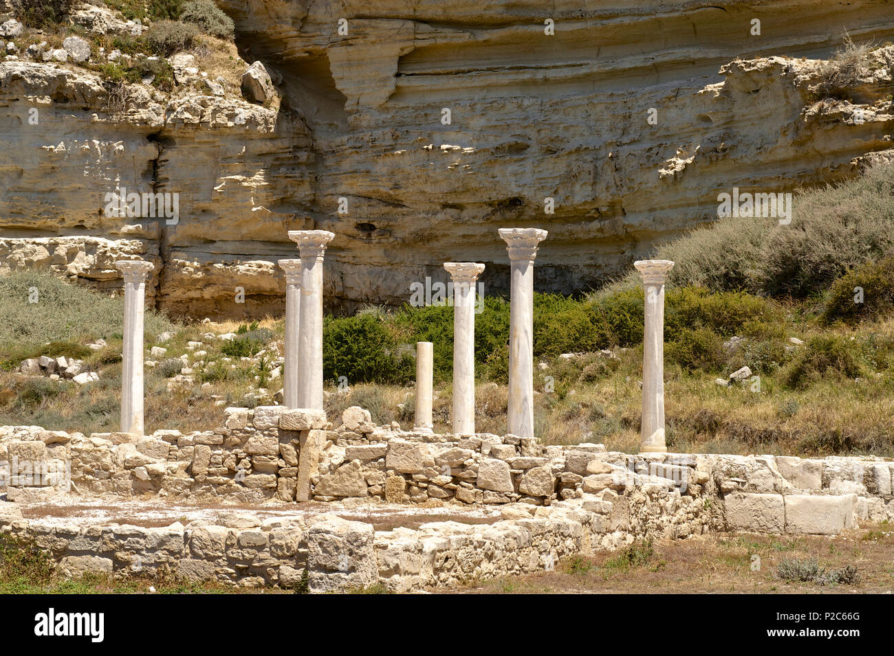 Le rovine romane di fronte a una ripida scogliera di Kourion vicino a Limassol, Distretto di Limassol, Cipro Foto Stock
