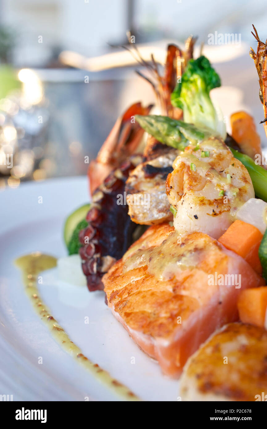 Piatto di frutti di mare nel ristorante con giardino in Hotel Le Meridien, Limassol, Distretto di Limassol, Cipro Foto Stock