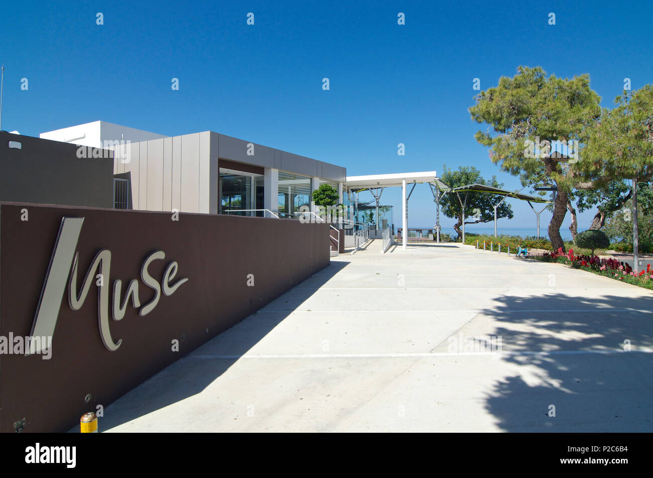 Edificio moderno con vista verso il mare, ristorante Muse nella città alta di Nea Paphos, Paphos, Cipro Foto Stock