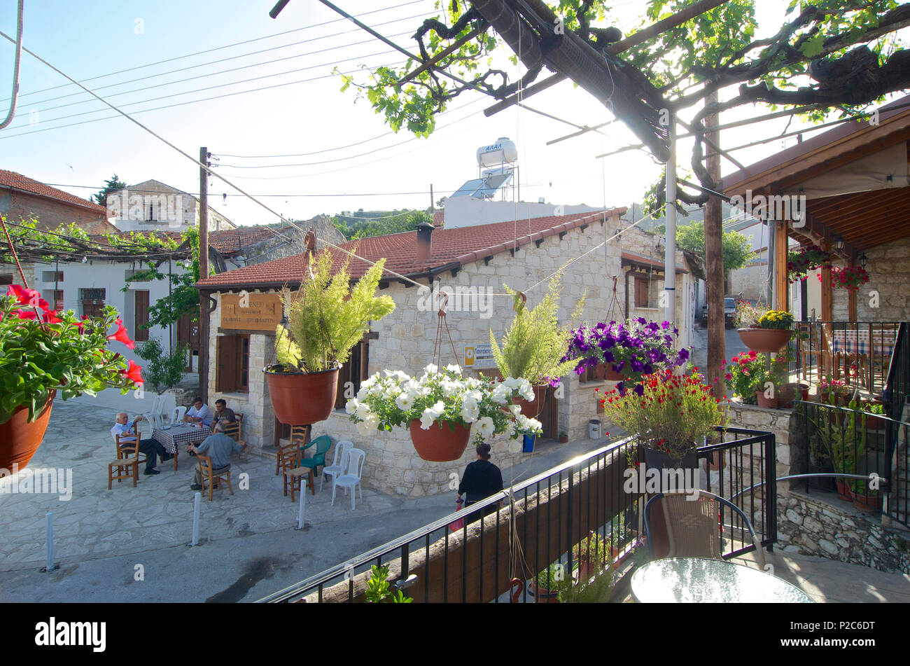 Vasi di fiori appesi al balcone del Cafe Taverna per Kopineon a sud dei monti Troodos, Cipro Foto Stock