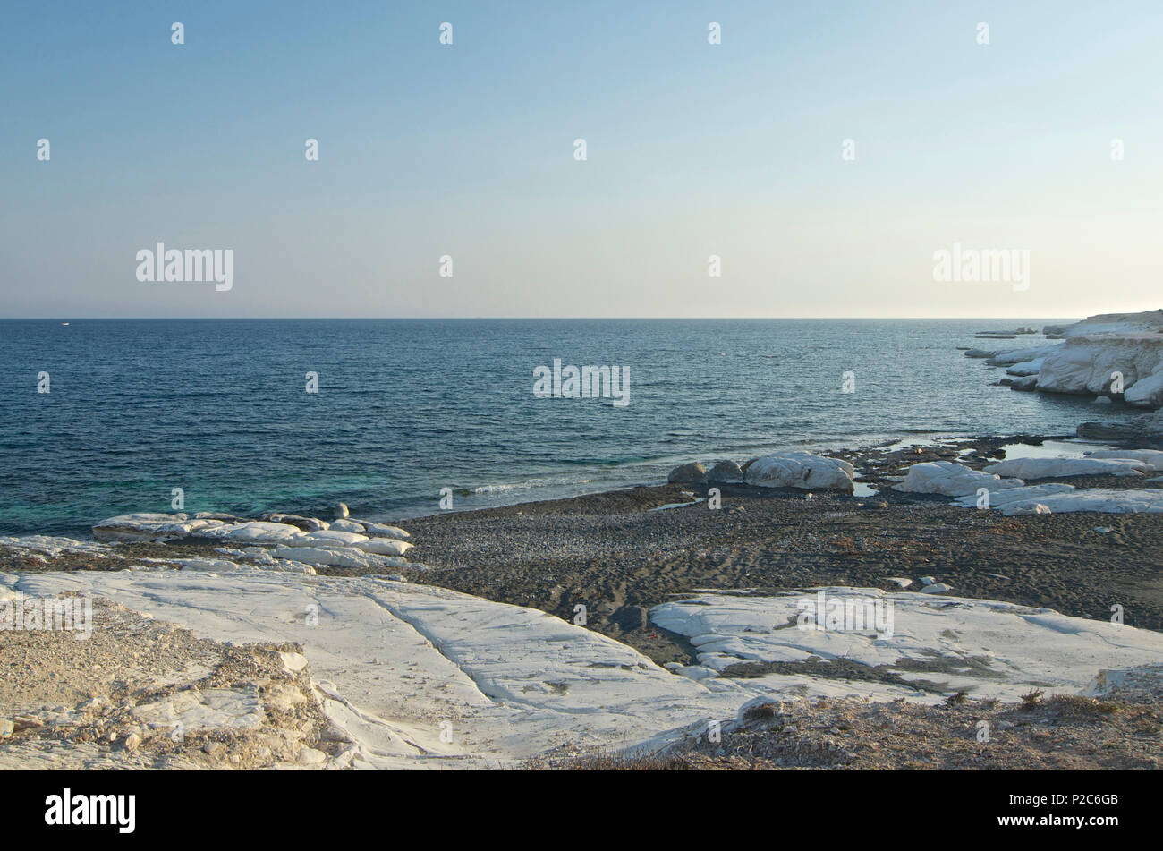 Rocce bianche su la spiaggia del governatore, solitaria spiaggia con ciottoli, Limassol, Cipro Foto Stock
