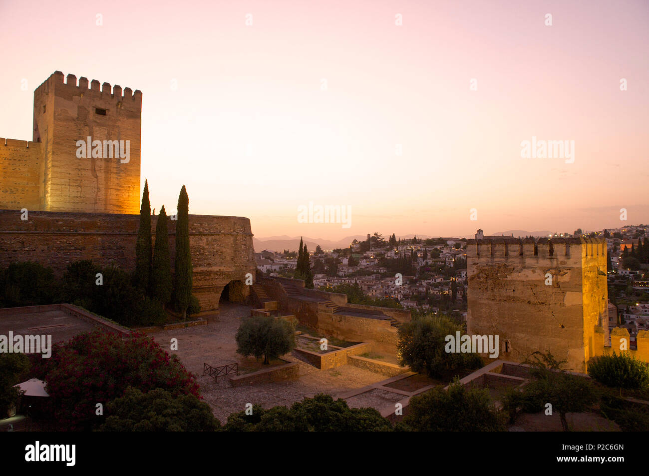 Le torri della fortezza di Alhambra e vista su Granada in serata, Granada, Andalusia, Spagna Foto Stock