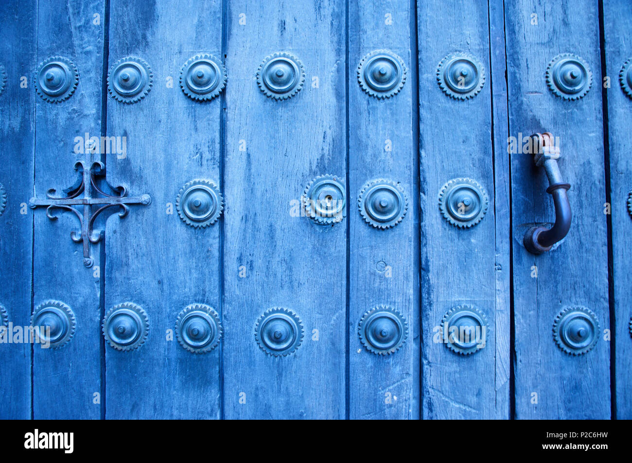 Porta blu con sportello respingente in wihite città di Arcos de la Frontera, la provincia di Cadiz Cadice, Andalusia, Spagna, Europa Foto Stock