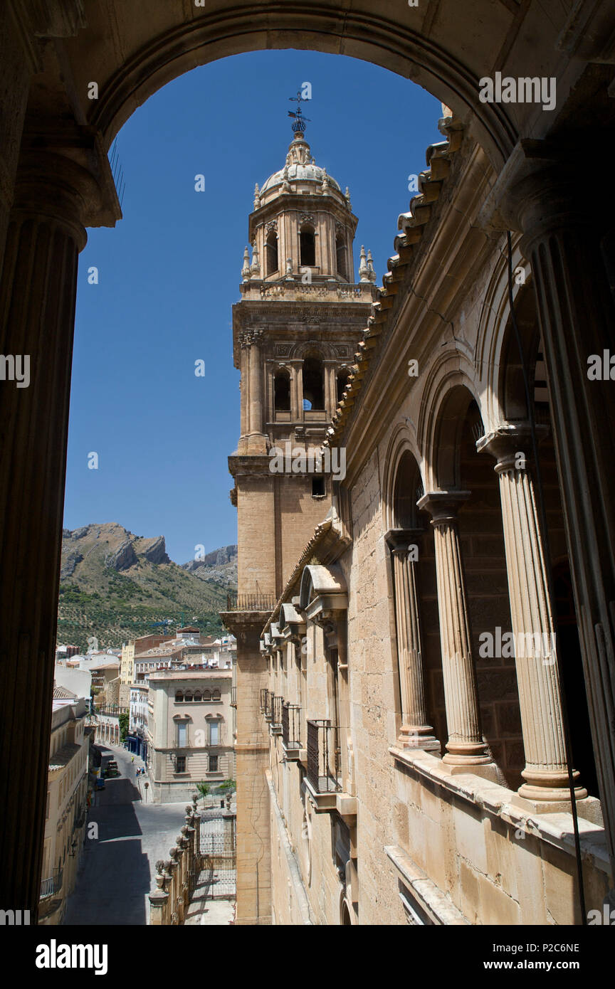 La vista di una finestra nella cattedrale per la torre e le montagne sopra Jaen, Provincia di Jaen, Andalusia, Spagna Foto Stock