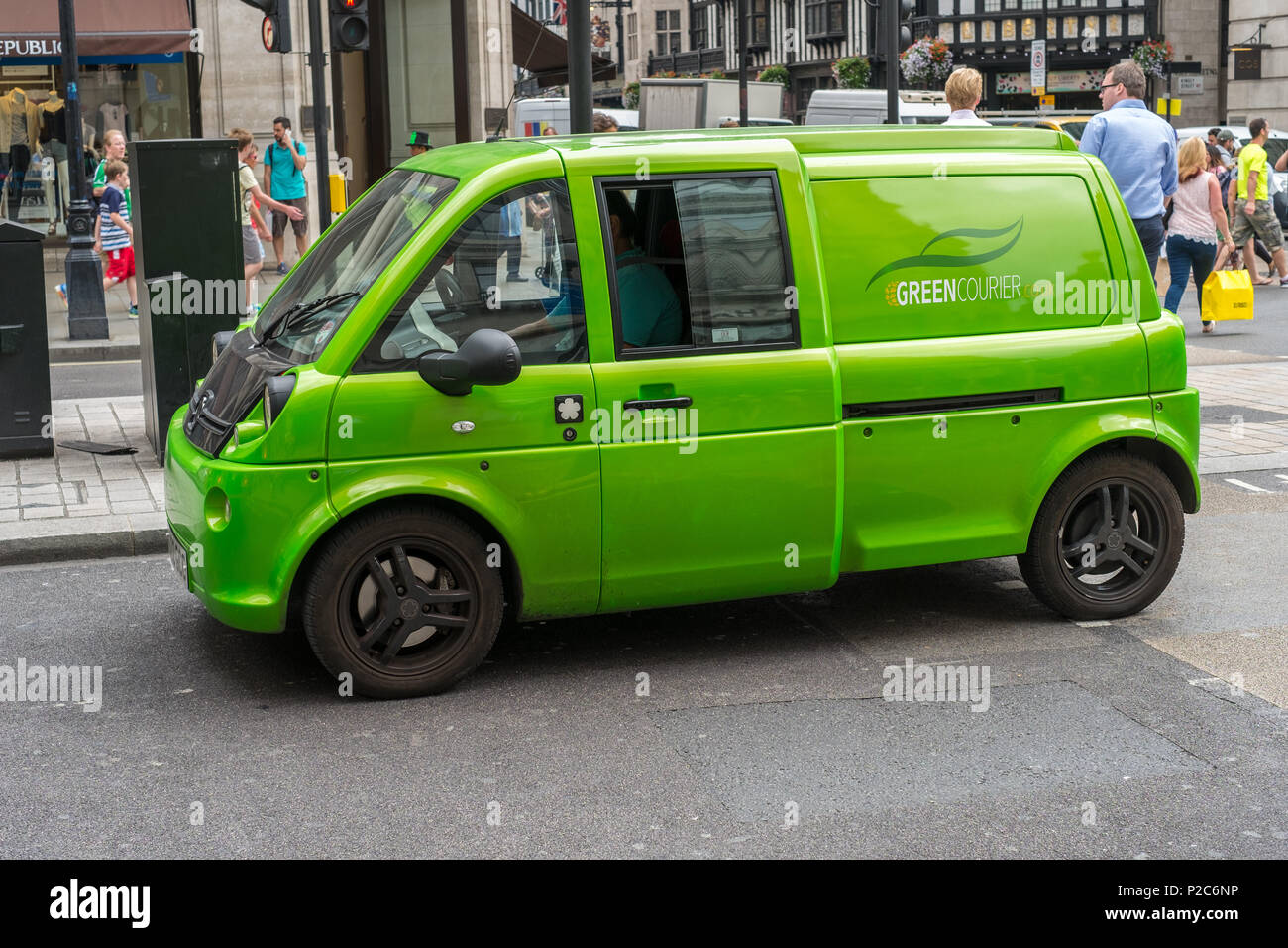 Green Courier Mia U pulmino elettrico a emissione zero a Regent Street, Londra, Inghilterra, Regno Unito. Foto Stock
