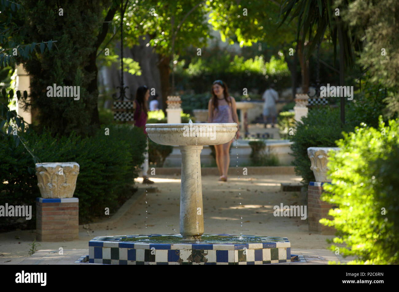 Fontana in marmo nel parco Jardins de Murillo, Sevilla, Andalusia, Spagna. Europa Foto Stock