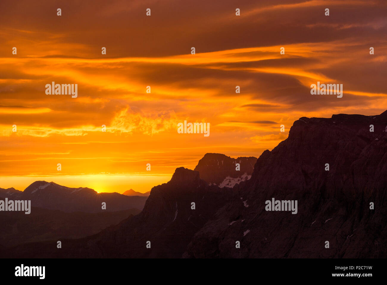Il sorgere del sole tra i vertici di Seewlehore und Tierberg, appena a destra del centro della dominante Spitzhorn, Alpi Bernesi, ca Foto Stock