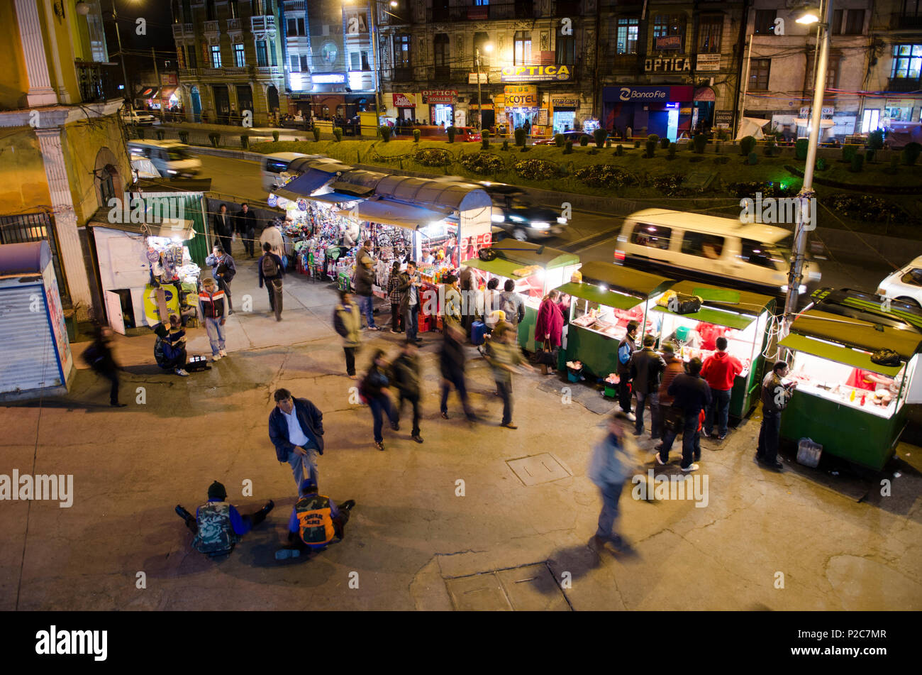 I pedoni e i clienti a tarda notte presso le bancarelle del mercato sulla Plaza de Comidas Perez Velasco, La Paz, Bolivia Foto Stock