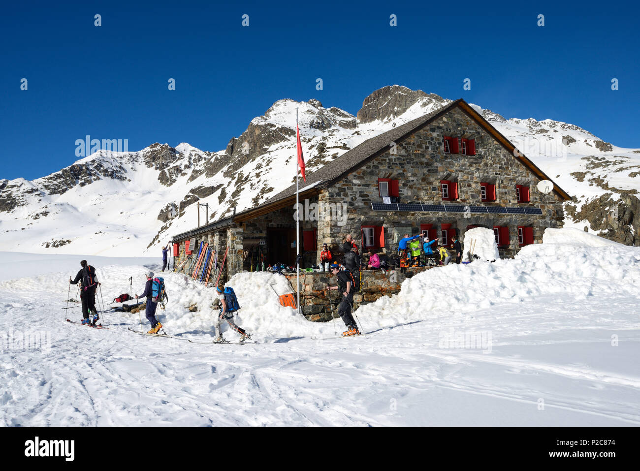 Ski tourer in parte anteriore del rifugio Grialetsch 2542 m, sullo sfondo il Piz Radoent, Grigioni, Svizzera, Europa Foto Stock