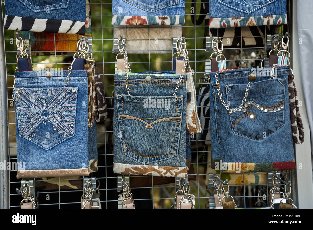 Spring Garden Festival a Gainesville, Florida. Originale di tasca dei jeans-portafogli in vendita. Foto Stock
