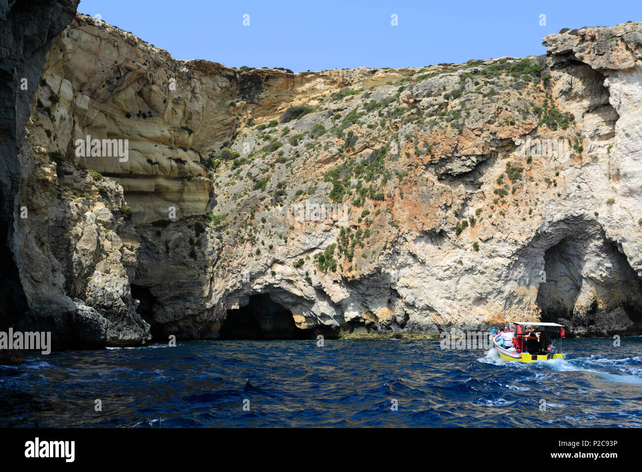 La Grotta blu mare grotte vicino ai pescatori del porto di Wied iz-Zurrieq, costa sud orientale di Malta, Foto Stock