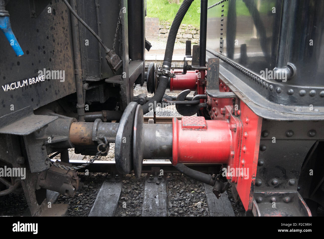 Carrog Rail Station, il Galles. Regno Unito. Treno a vapore con accoppiamento Links e tamponi. Foto Stock
