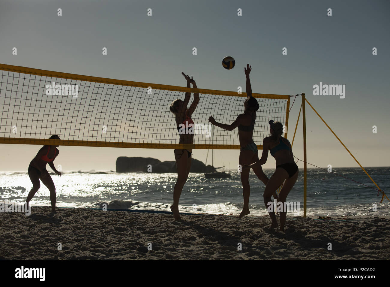 Silhouette di pallavolo femminile giocatori giocando a pallavolo Foto Stock