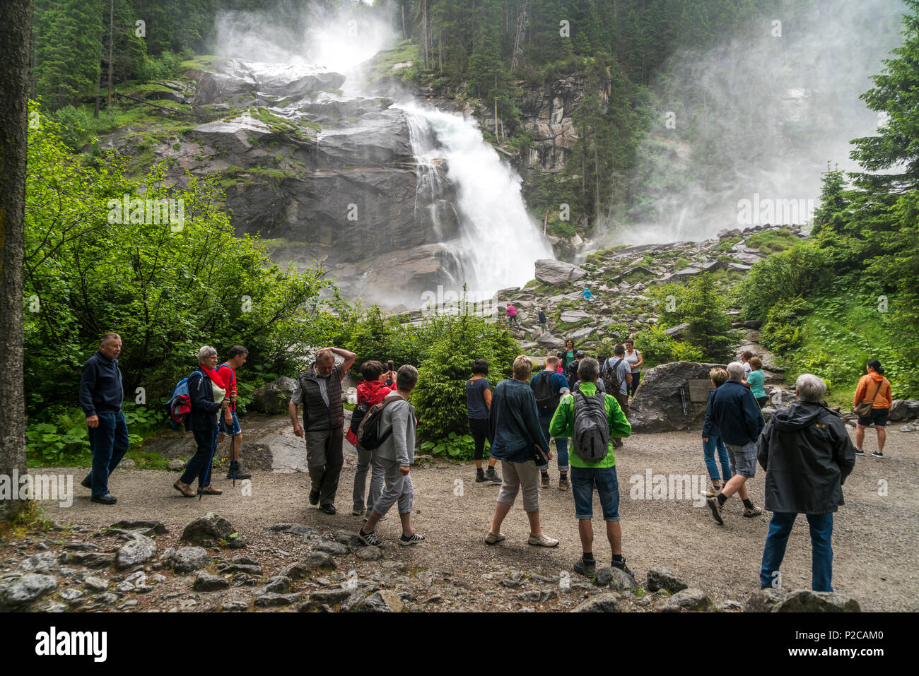 Touristen an den Krimmler Wasserfällen im Nationalpark Hohe Tauern, Krimml, Salisburgo, Österreich turisti guardando le cascate Krimml in alto Foto Stock