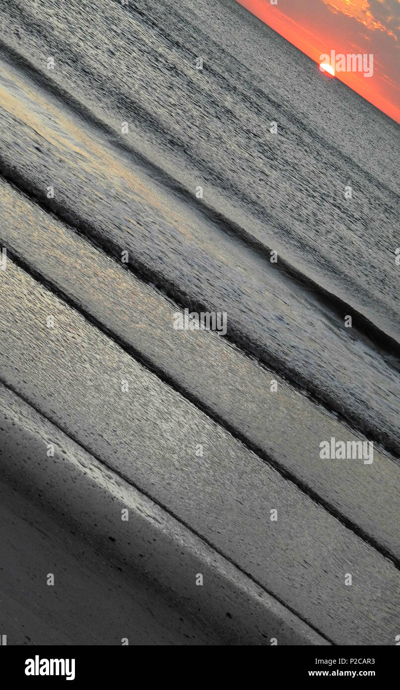 Indian Shores, Florida. Stati Uniti d'America. Vista generale del tramonto. sky lite dal sole come il sole insieme all'orizzonte. Modello di onda, Golfo del Messico, Mercoledì 02/11/2011, © Peter SPURRIER Foto Stock