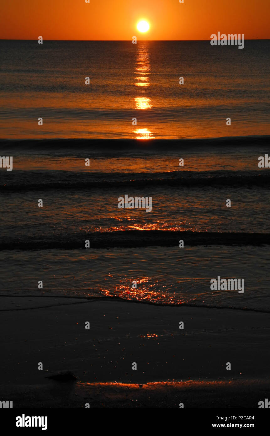 Indian Shores, Florida. Stati Uniti d'America, vista del tramonto, skylite dal sole che si scende al di sotto dell'orizzonte. Modello di onda, Golfo del Messico, Mercoledì 02/11/2011 [Obbligatorio; Credito Credito: Pietro SPURRIER] Foto Stock