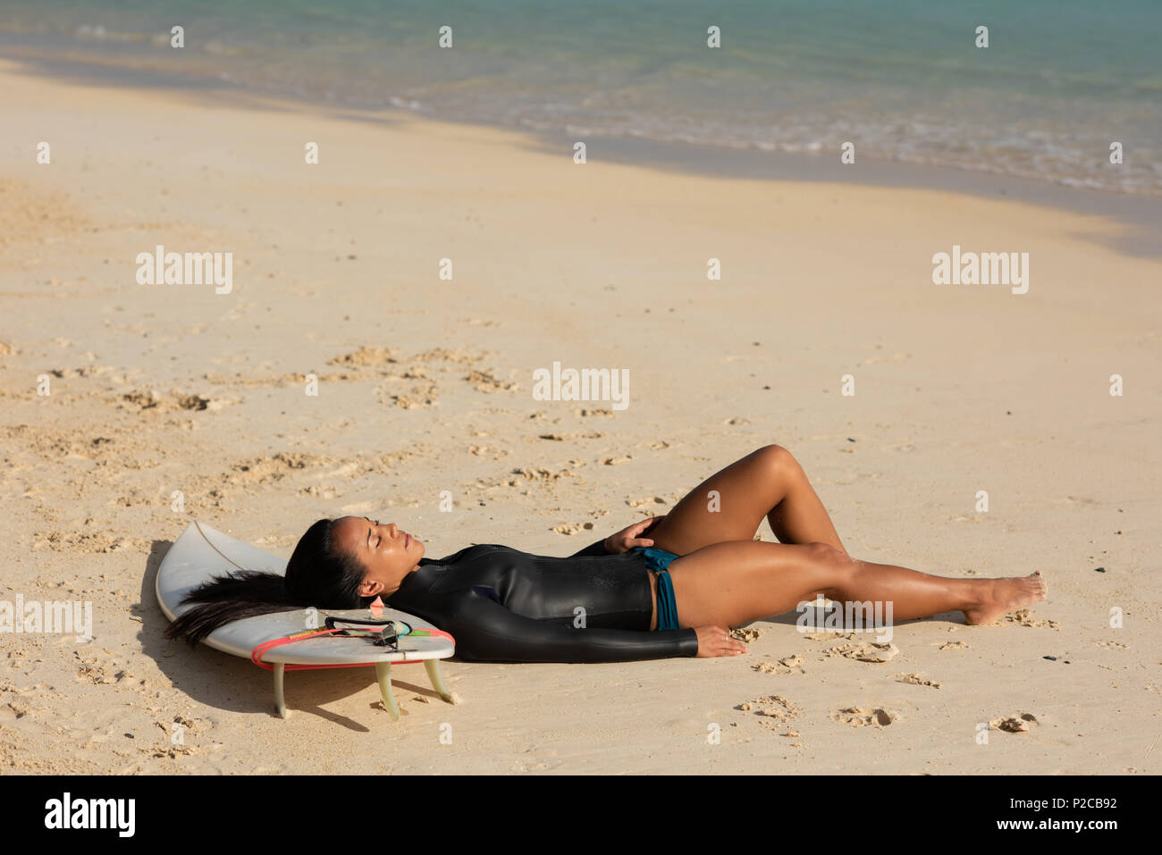 ragazza che dorme in spiaggia