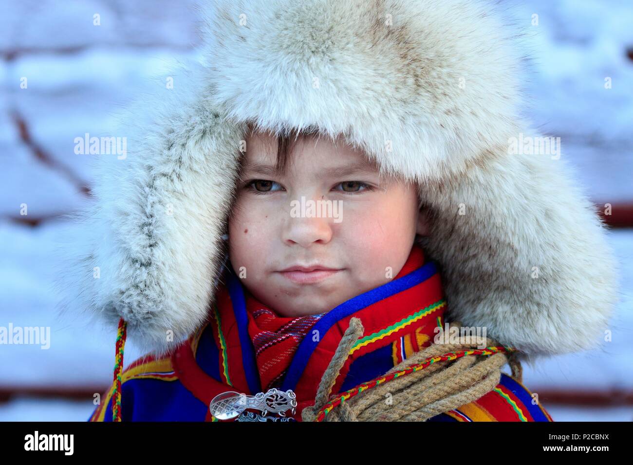La Svezia, Lapponia, regione elencato come patrimonio mondiale dall' UNESCO, Norrbotten County, il Ritratto di un bambino Sami in costume tradizionale presso il mercato Sami fin dal XVII secolo in Jokkmokk Foto Stock