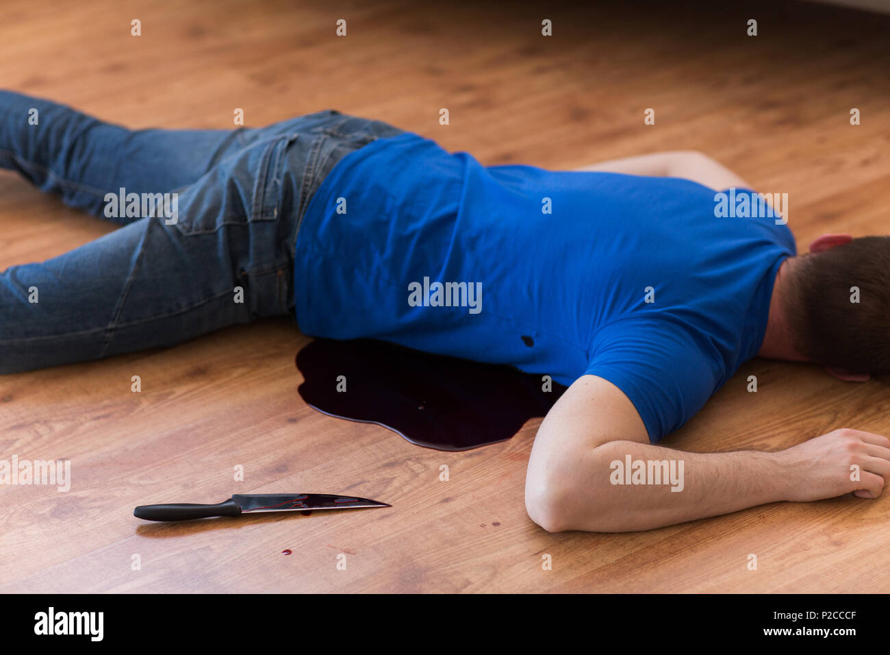 L'uomo morto corpo disteso sul pavimento in corrispondenza della scena del  crimine Foto stock - Alamy