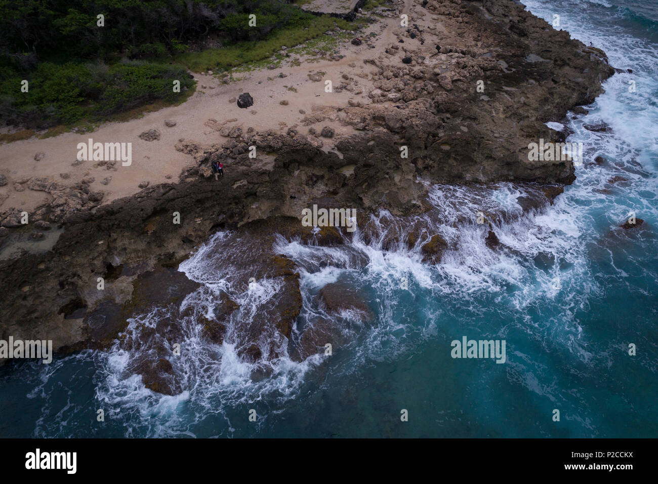 Costa rocciosa lungo il mare turchese Foto Stock