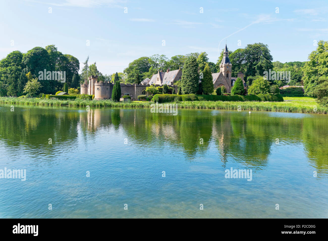 La Newstead, Inghilterra - 10 Giugno 2018: Il forte con la sua cinta di mura merlate con torrette sulla riva di Newstead Abbey lago. Foto Stock