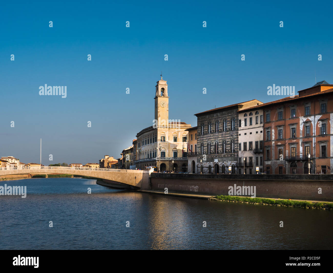 Ponte di Mezzo e patrimonio edifici a Pisa per una giornata di sole Foto Stock