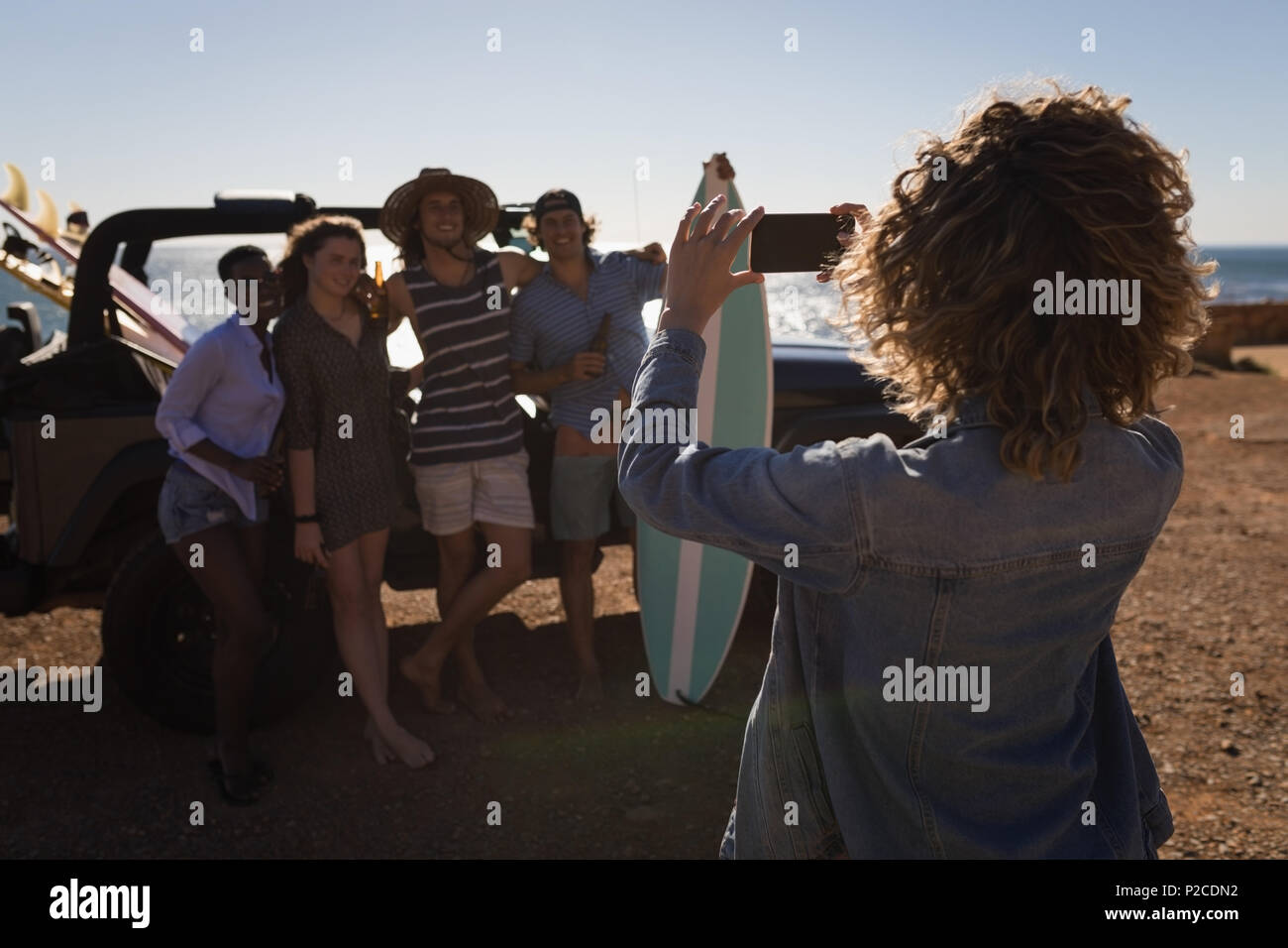 Amico femmina facendo clic su foto di amici con il telefono cellulare Foto Stock