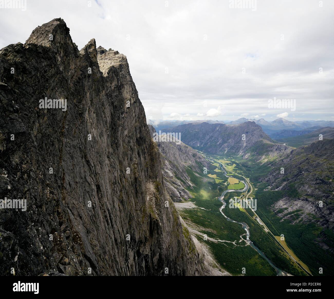 Norvegia, More og Romsdal, Rauma, Reinheimen National Park, il Troll parete (Trollveggen), il più alto in verticale di roccia in Europa circa 1100m Foto Stock