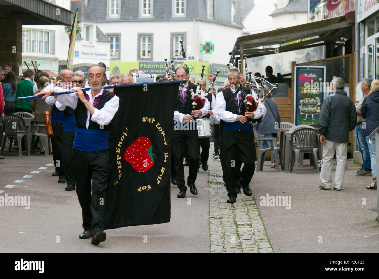 I musicisti di Plougastel-Daoulas indossando il costume tradizionale . Plougastel Daoulas.Finisterre. La Bretagna. Francia Foto Stock