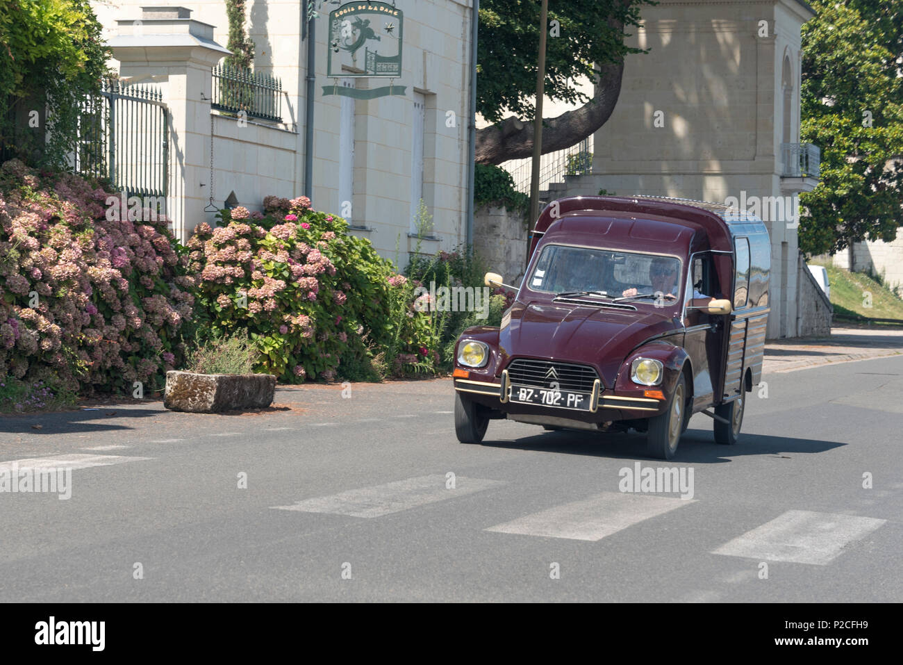 Una Citroen Acadiane veicolo commerciale che si muove in basso lungo una strada di Montsoreau, Francia Foto Stock