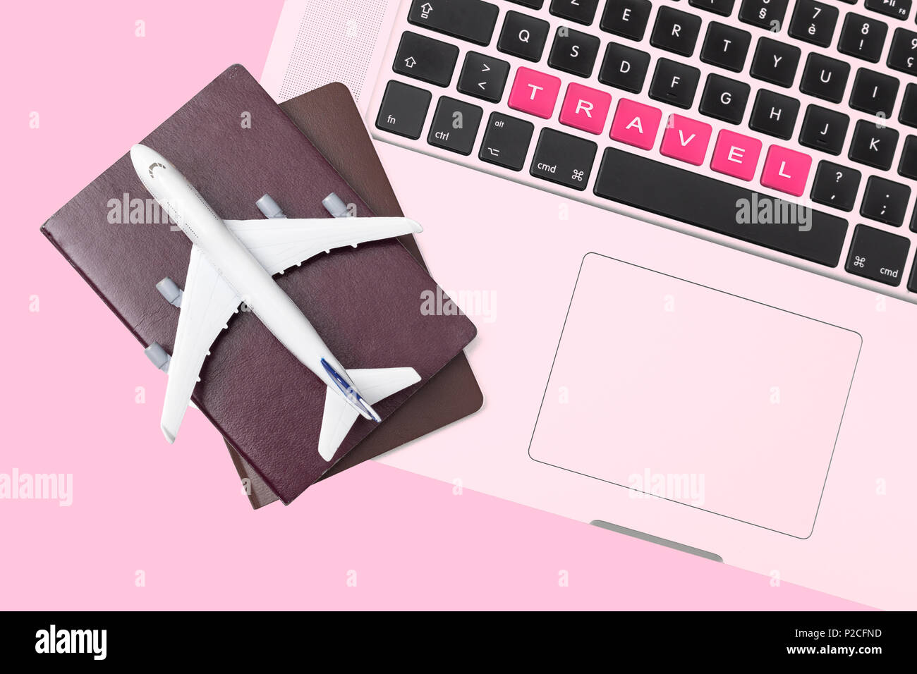 Passport , piano bianco e modello di computer portatile su sfondo bianco . viaggi , visa e concetto di vacanza Foto Stock