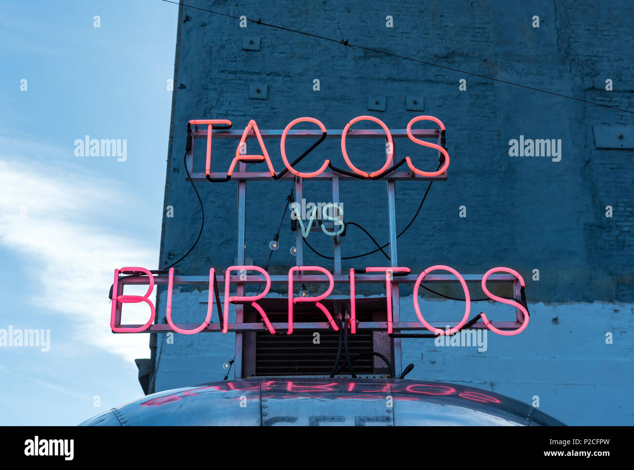 Tacos vs burrito segno al neon, New York City, Stati Uniti d'America Foto Stock