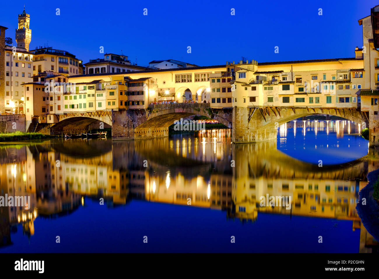 Downriver vista del Ponte Vecchio, Firenze, Italia Foto Stock