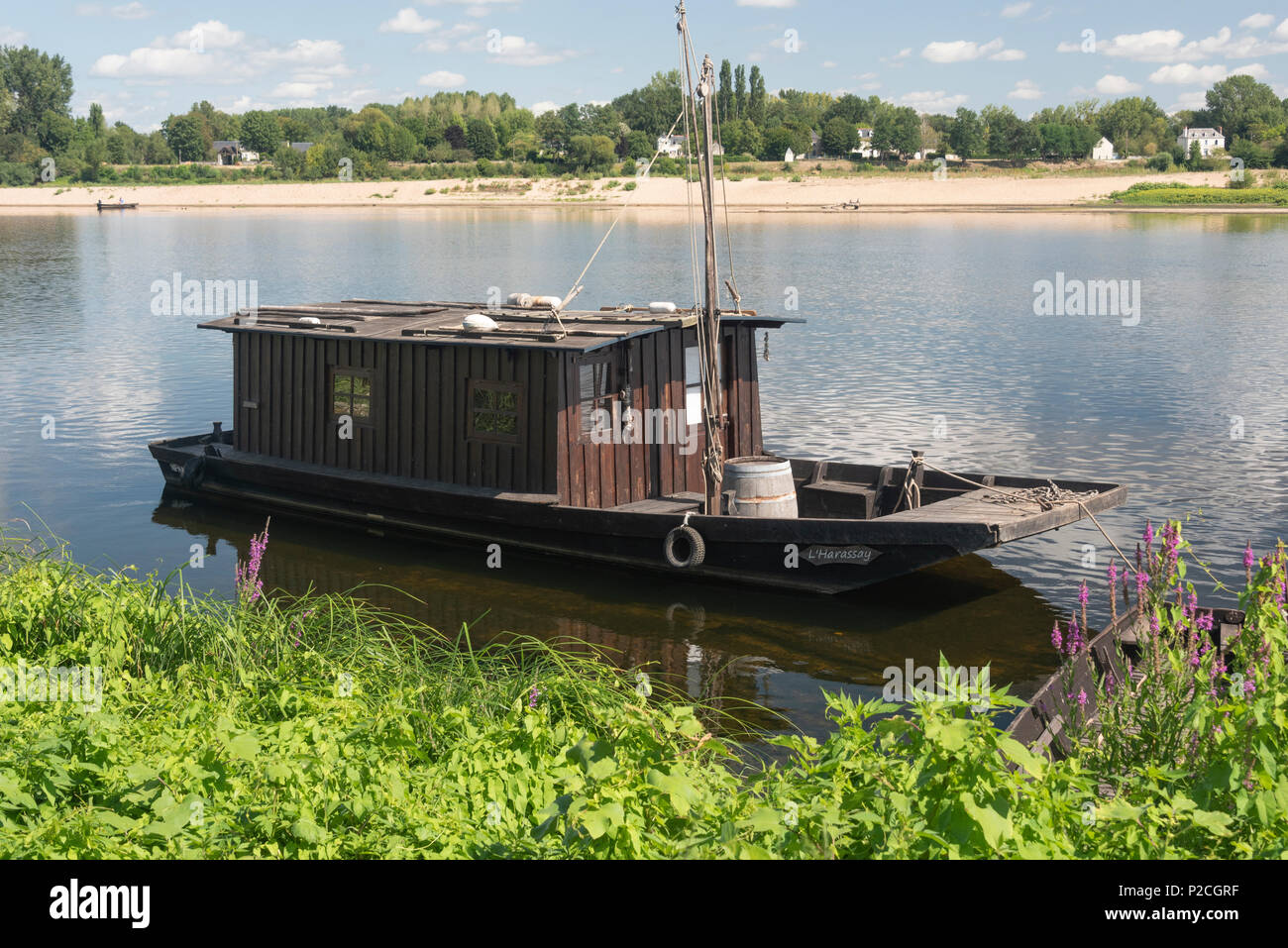Casa in legno barca ormeggiata sul fiume Loira Foto Stock